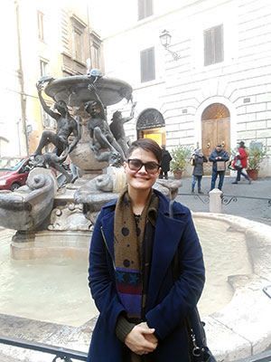 Melissa Fisher ‘19 (English) in front of the Fontana delle Tartarughe in Rome, Italy, March 2018. Anonymous photographer.