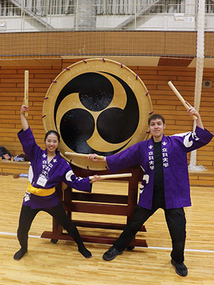 Thomas Reinhold '20 practicing traditional Japanese drums at Rikkyo University, January 2019. Anonymous photographer.